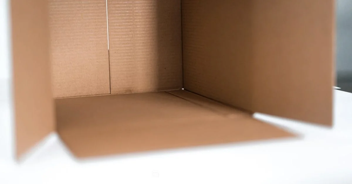 Metal vs Plastic Fuse Box - FuseBoxCheck