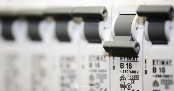 Safe Fuse Removal - FuseBoxCheck